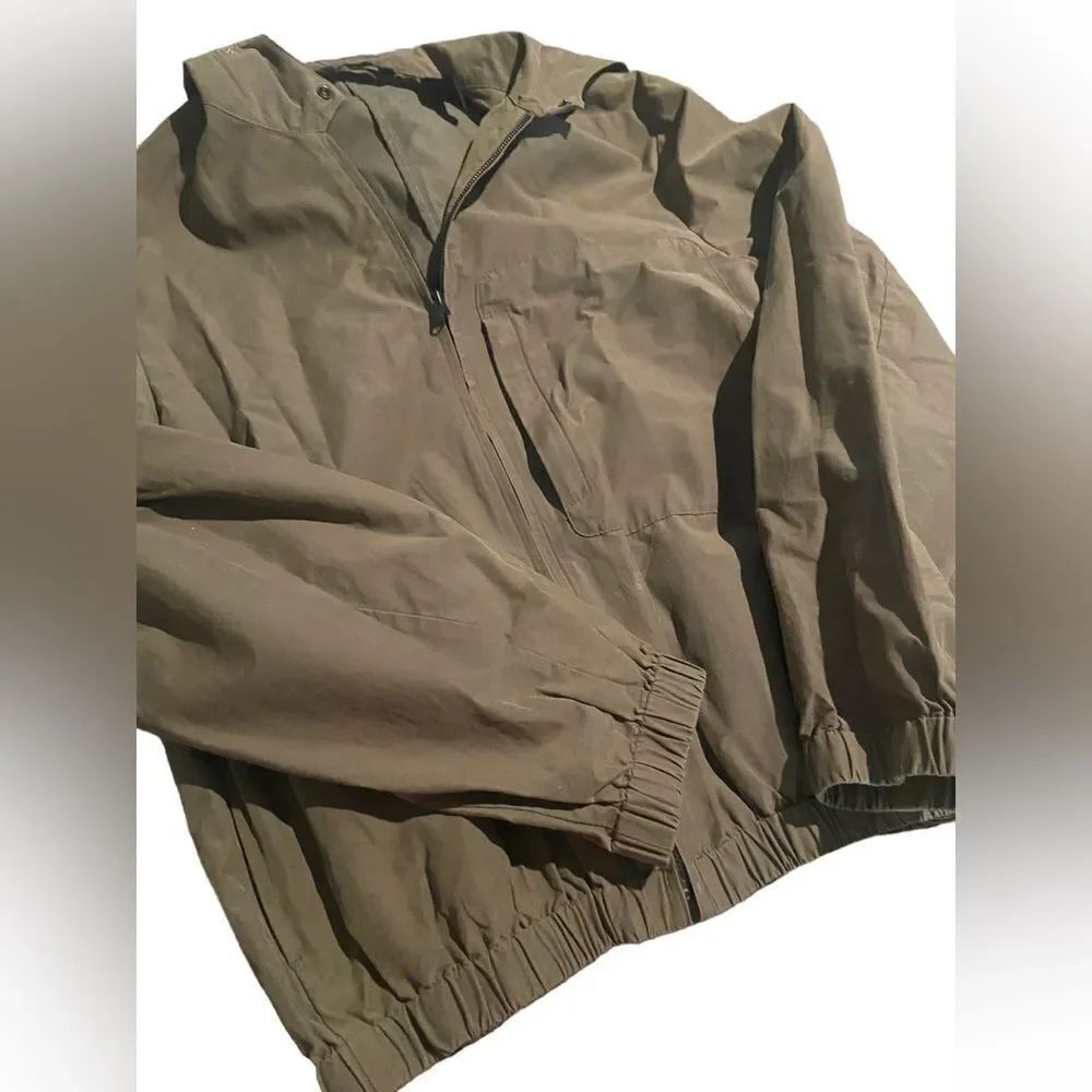 DKNY size small rain jacket e cement appears to have never been worn